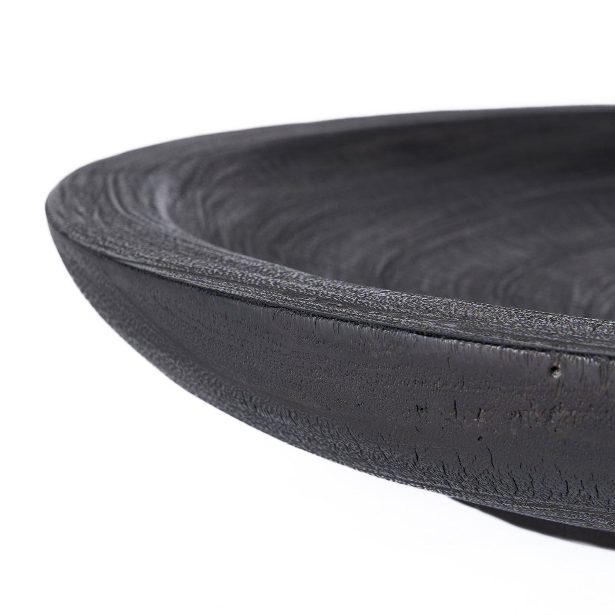 Détail du bord affiné et du grain strié de la coupe Bowlzilla en bois noirci