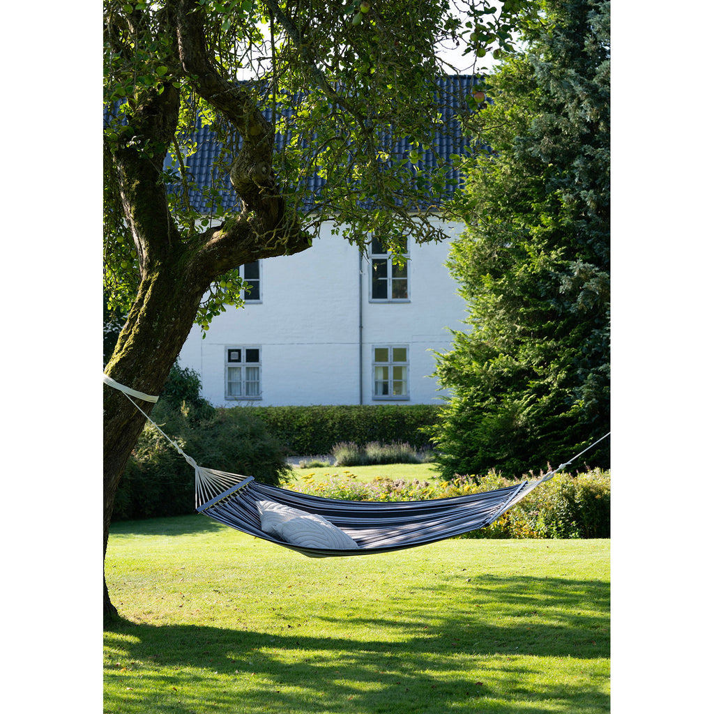 Hamac Lamia coton rayé noir gris dans grand jardin verdoyant ambiance estivale