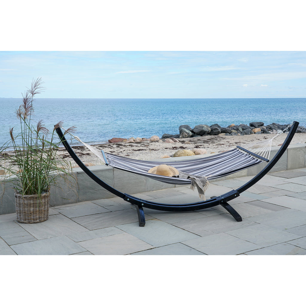Hamac Tripoli rayé noir gris sur support bois terrasse bord de mer chapeau paille