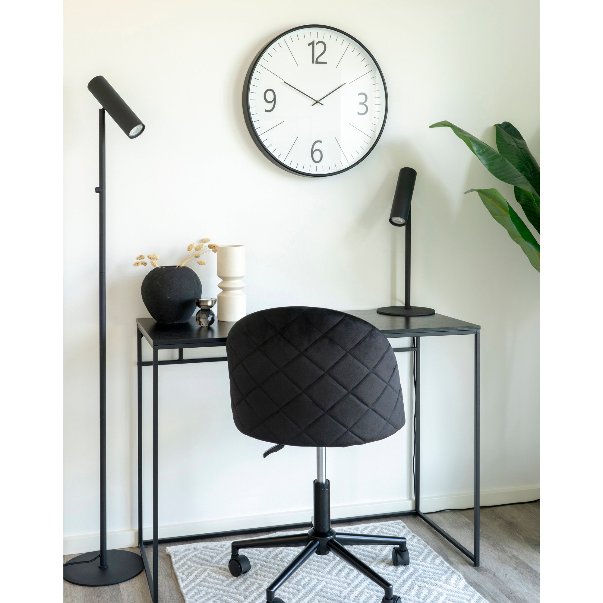 Grande horloge murale Biel noir et blanc en ambiance bureau design chaise velours noir
