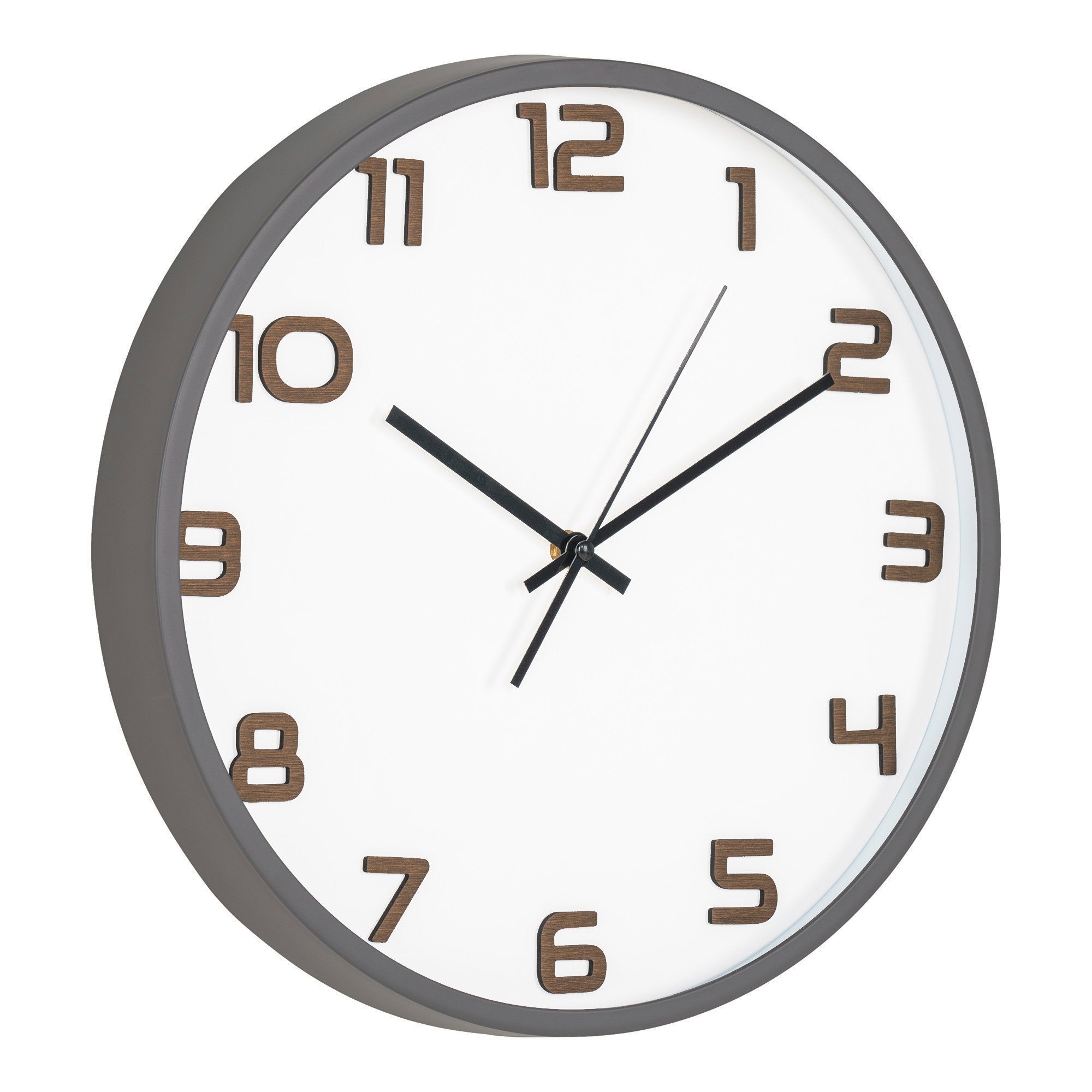 Horloge murale Greenwich gris mat chiffres effet bois naturel vue trois quarts profil Ø35 cm