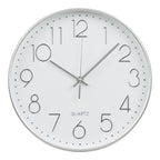 Horloge murale Lalibela argentée avec cadran blanc et chiffres en relief vue de face