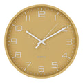 Horloge murale Rosolini ocre vue de face avec ses chiffres blancs en relief et sa fine trotteuse
