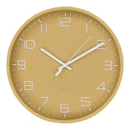 Horloge murale Rosolini ocre vue de face avec ses chiffres blancs en relief et sa fine trotteuse