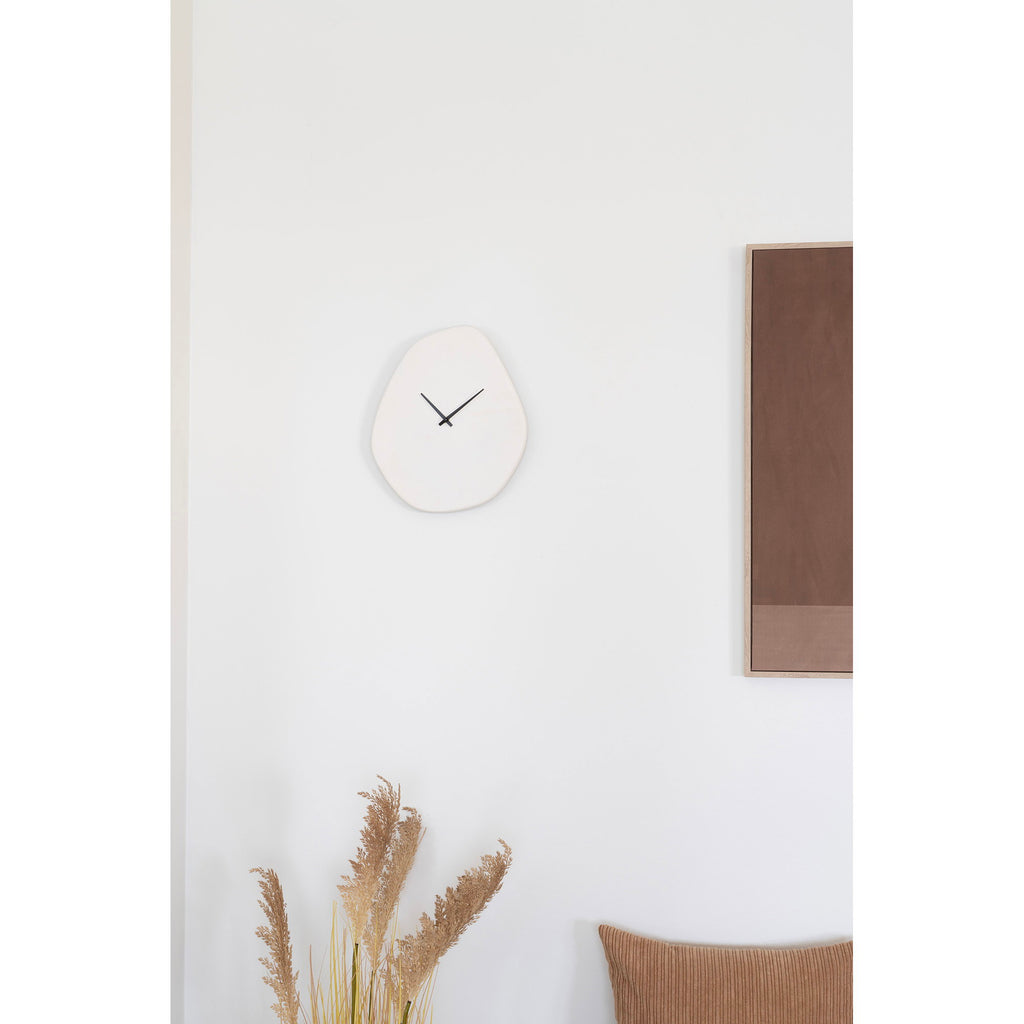 Horloge Vienna ciment blanc cassé en ambiance salon épuré mur blanc herbes de la pampa