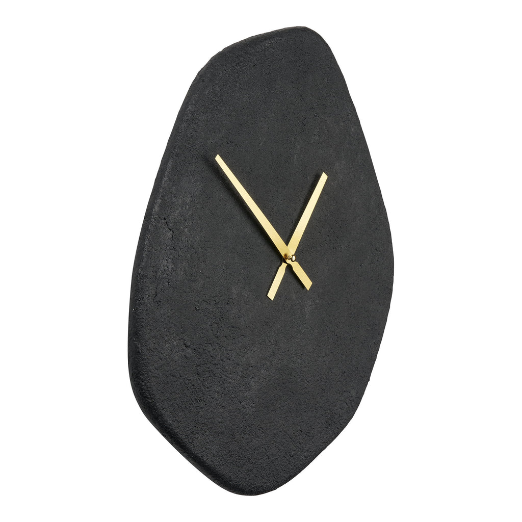 Horloge Vienna ciment noir texturé forme organique aiguilles dorées vue trois quarts profil
