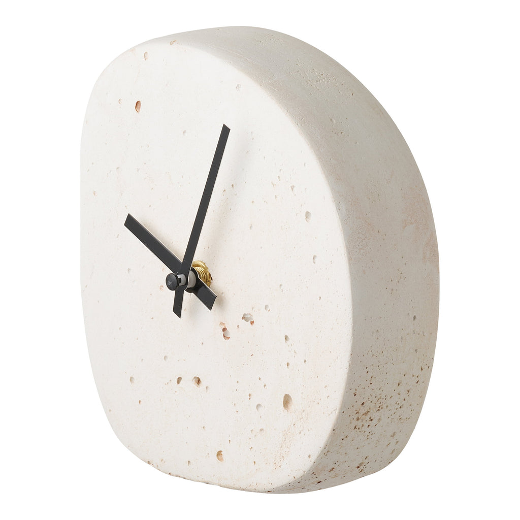 Horloge Linz ciment blanc brut forme organique asymétrique aiguilles noires vue trois quarts
