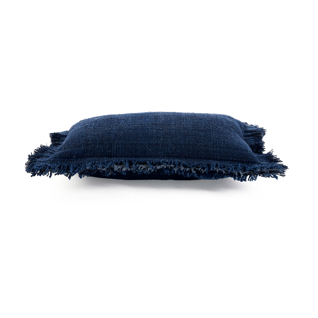Housse de coussin Azure Fringe en coton bleu indigo 30x50 cm en situation