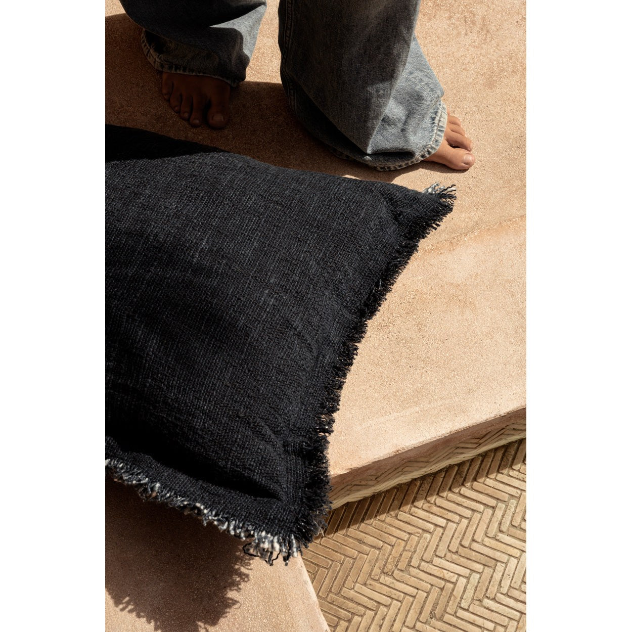 Housse de coussin Azure Fringe en coton et lin bleu indigo 50x50 cm en situation