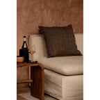 Housse de coussin Bloc Party en lin noir et naturel 50x50 cm en situation