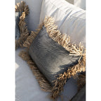 Housse de coussin Cotton Bonita en coton chiné et raphia 30x50 cm en situation