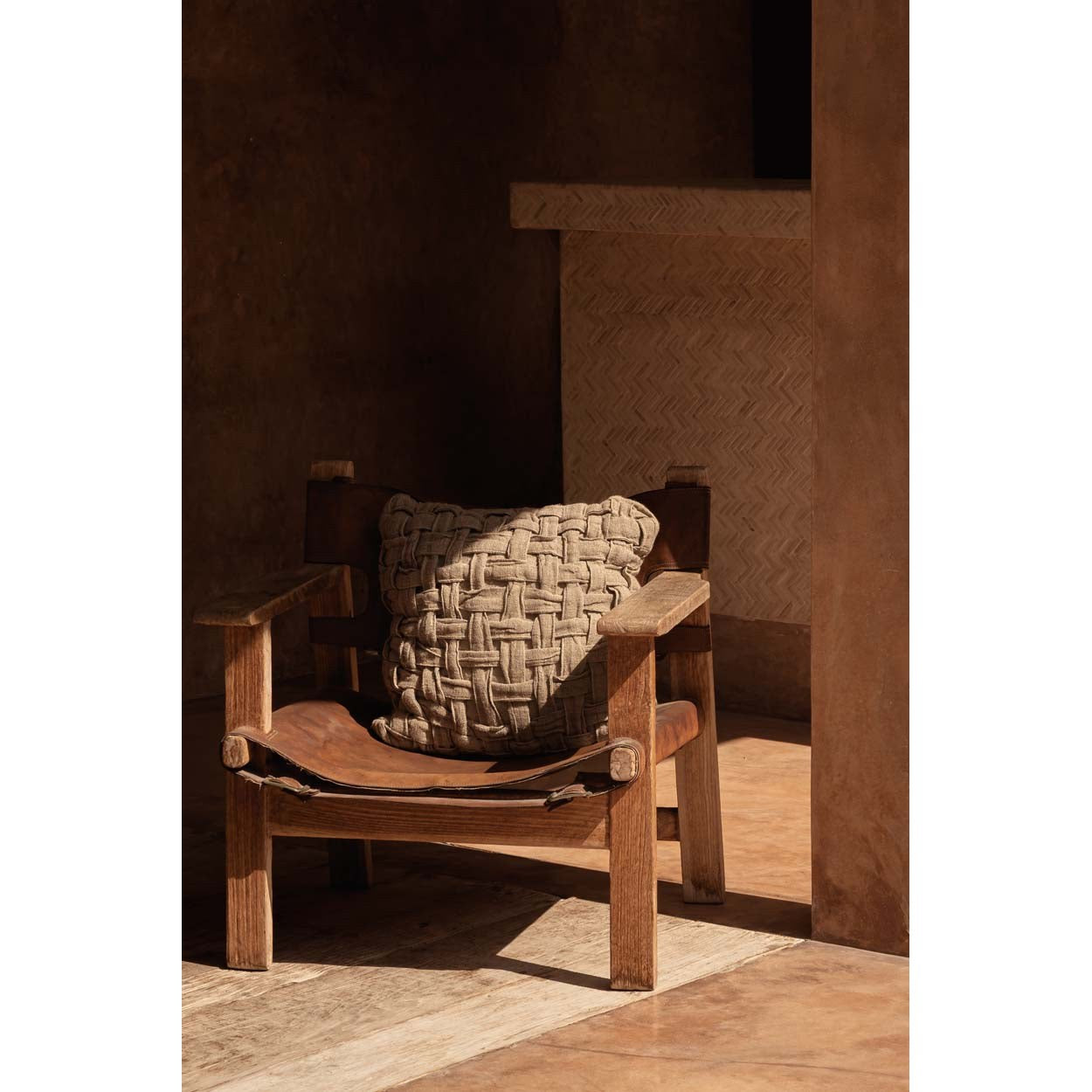 Housse de coussin Crosier en lin naturel tressé 50x50 cm en situation