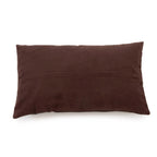 Housse de coussin en cuir chocolat à six panneaux 30x50 cm en situation