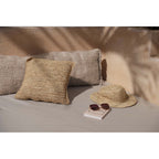 Housse de coussin Flores en raphia crocheté 40x40 cm en situation