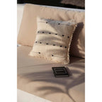 Housse de coussin French Kiss en coton écru 50x50 cm en situation