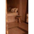 Housse de coussin Ivory Cross en lin greige 50x50 cm en situation