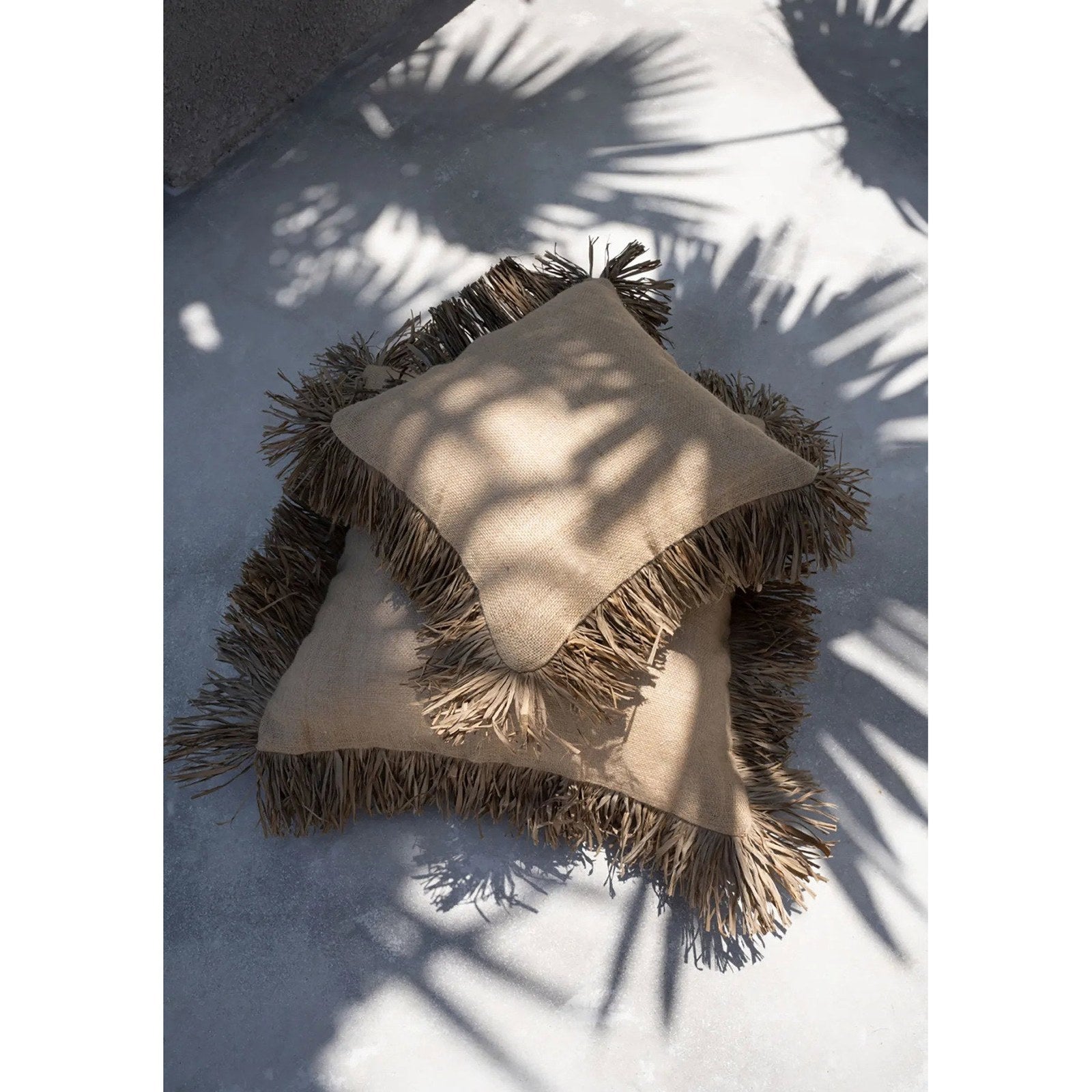 Housse de coussin Jute Bonita en toile de jute et raphia 60x60 cm en situation
