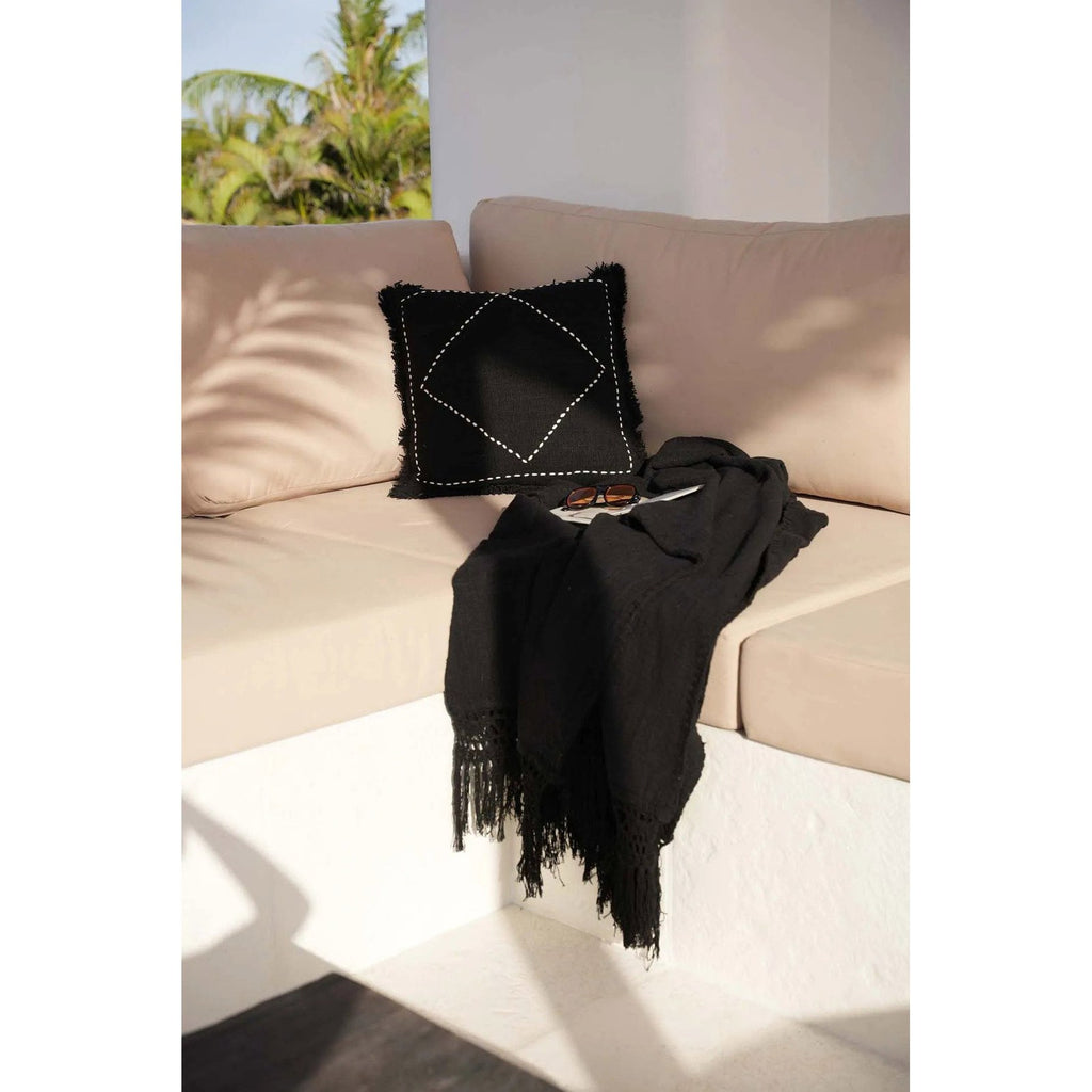 Housse de coussin Kasbah en coton noir 50x50 cm en situation
