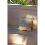 Housse de coussin Misty en coton écru 50x50 cm en situation