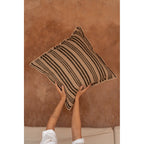 Housse de coussin Nordic Stripe en lin rayé vert ardoise 50x50 cm en situation