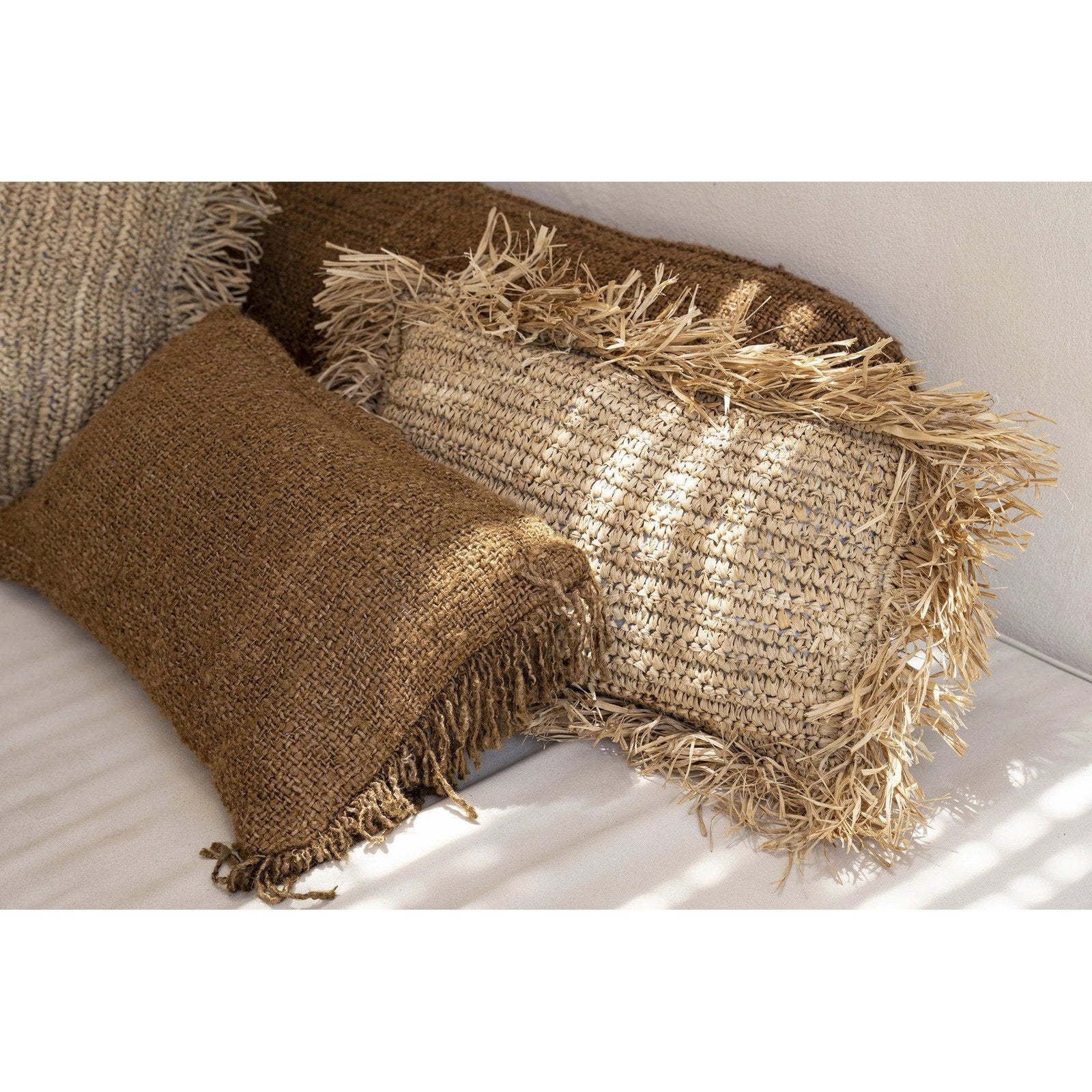 Housse de coussin Oh My Gee en coton caramel 30x50 cm en situation