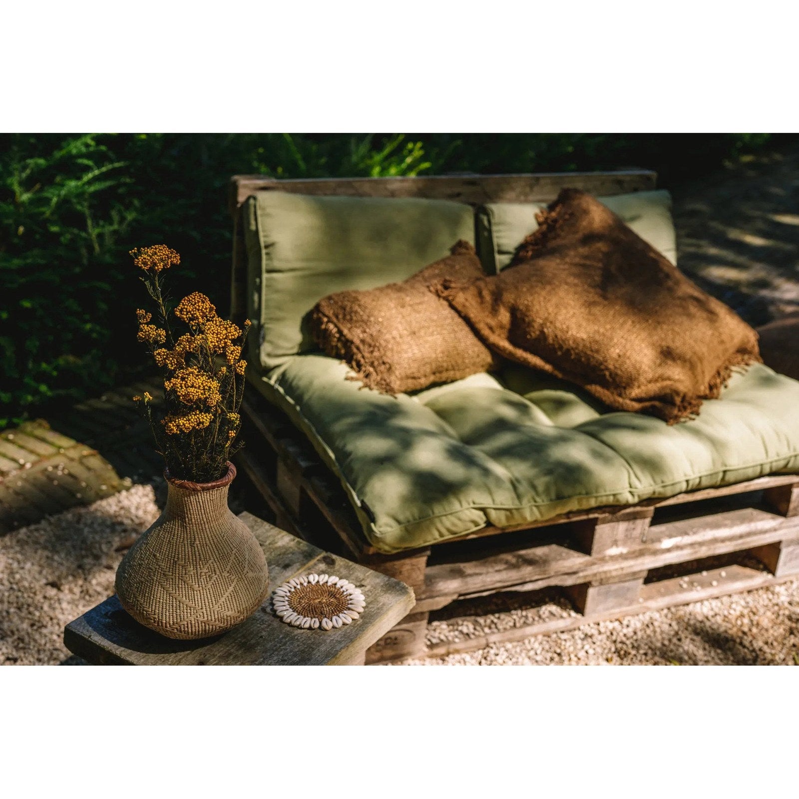 Housse de coussin Oh My Gee en coton caramel 60x60 cm en situation