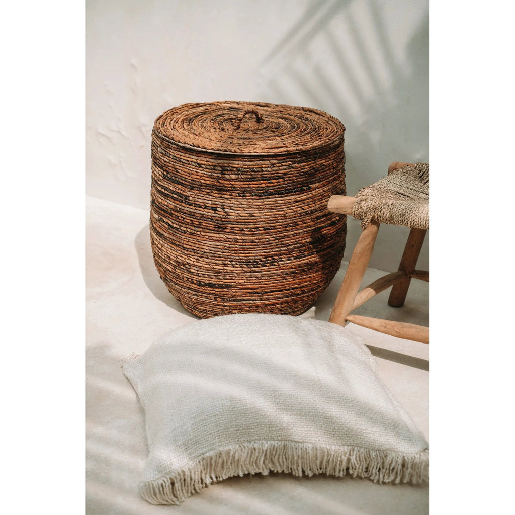 Housse de coussin Oh My Gee en coton écru 60x60 cm en situation