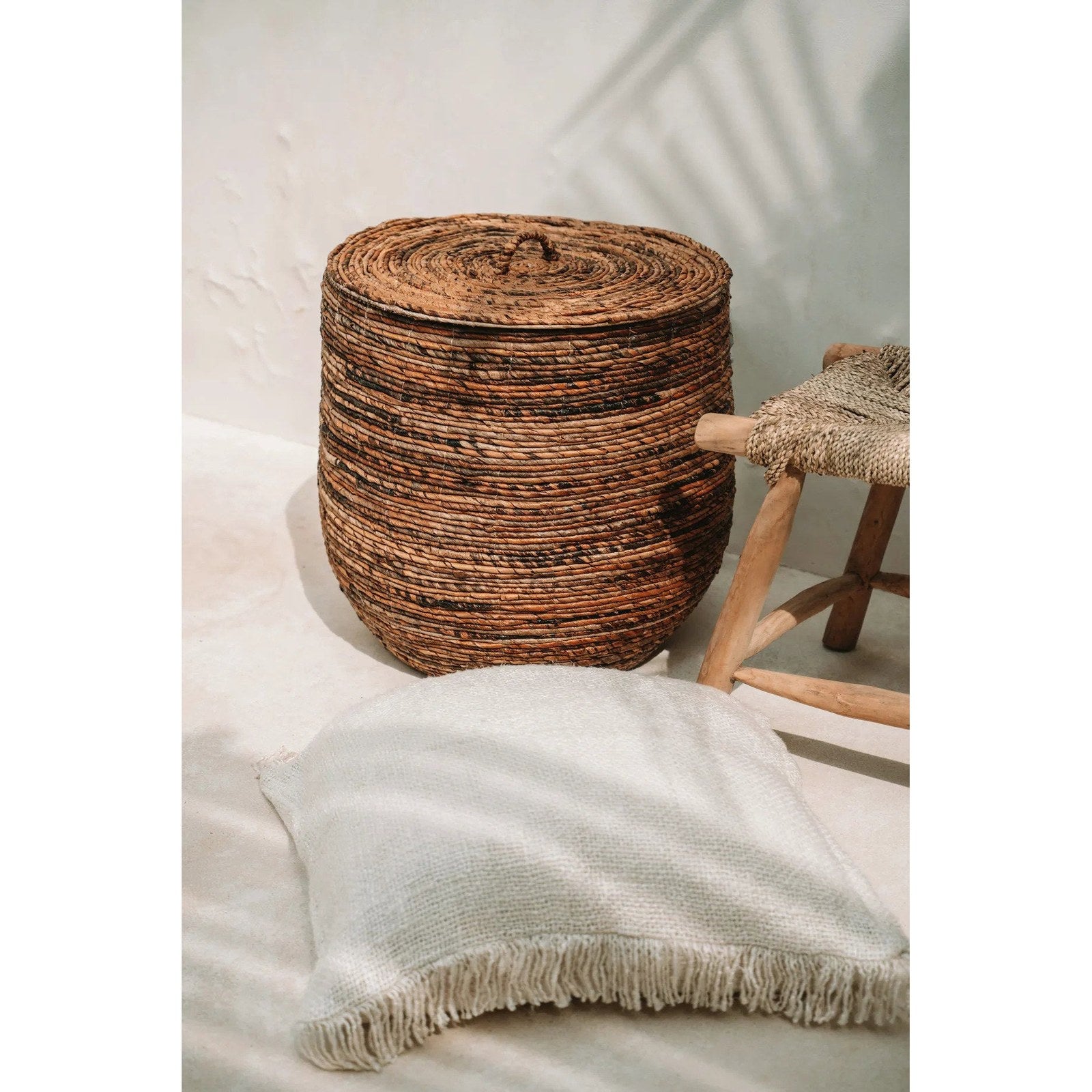 Housse de coussin Oh My Gee en coton écru 60x60 cm en situation