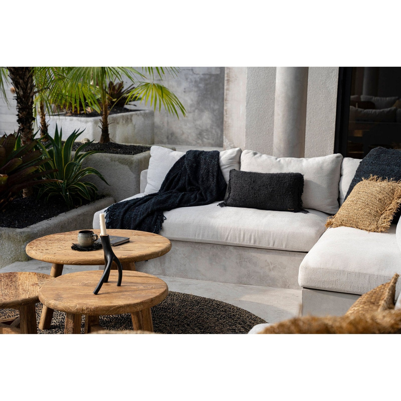 Housse de coussin Oh My Gee en coton noir 30x50 cm en situation