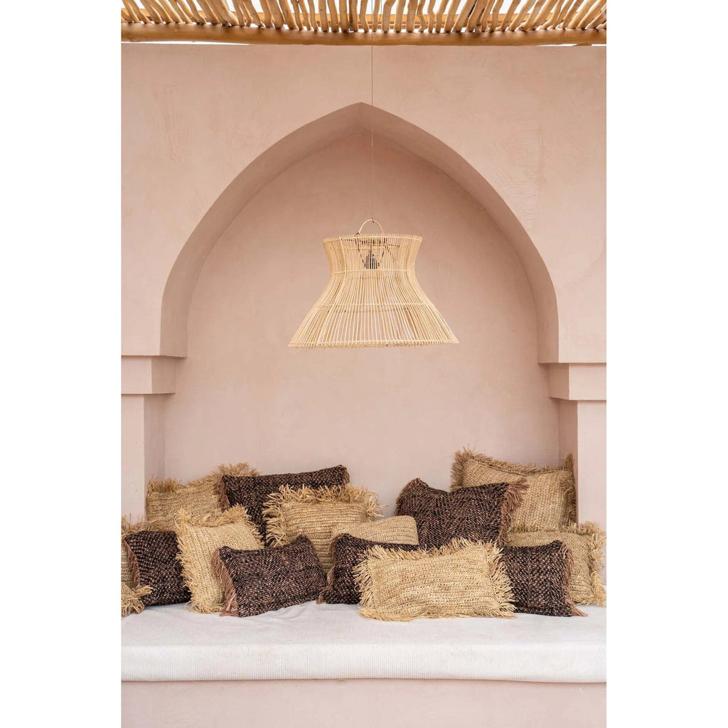 Housse de coussin Oh My Gee en coton noir et cuivre 30x50 cm en situation