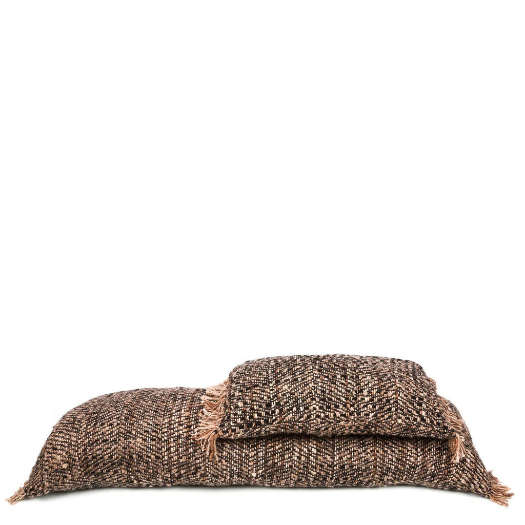 Housse de coussin Oh My Gee en coton noir et cuivre 35x100 cm en situation