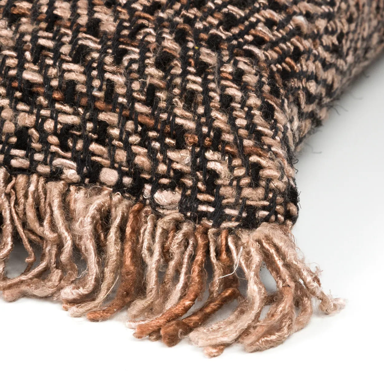 Housse de coussin Oh My Gee en coton noir et cuivre 60x60 cm en situation