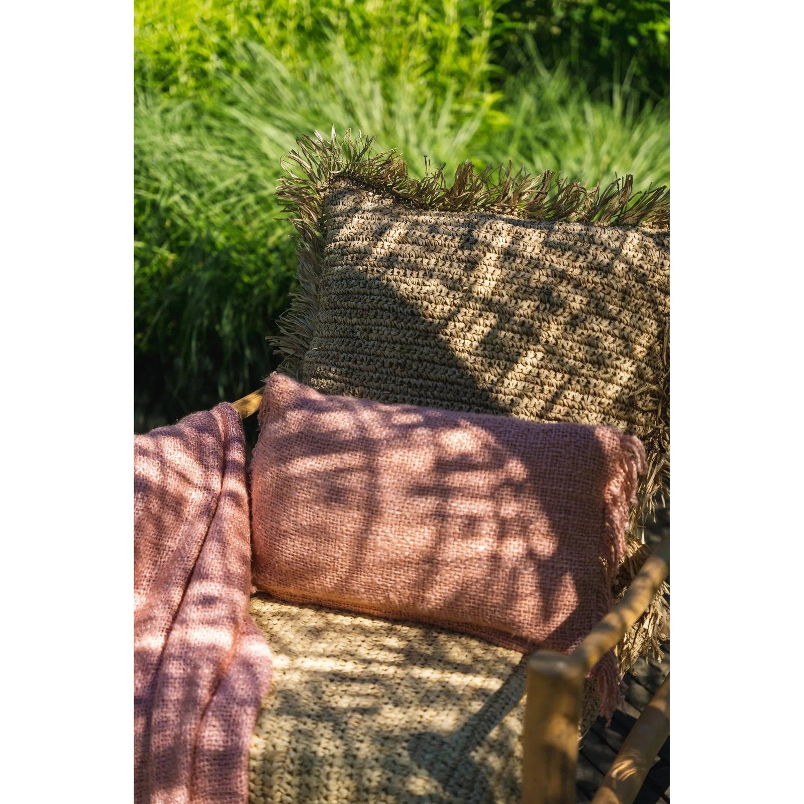 Housse de coussin Oh My Gee en coton rose saumon 30x50 cm en situation