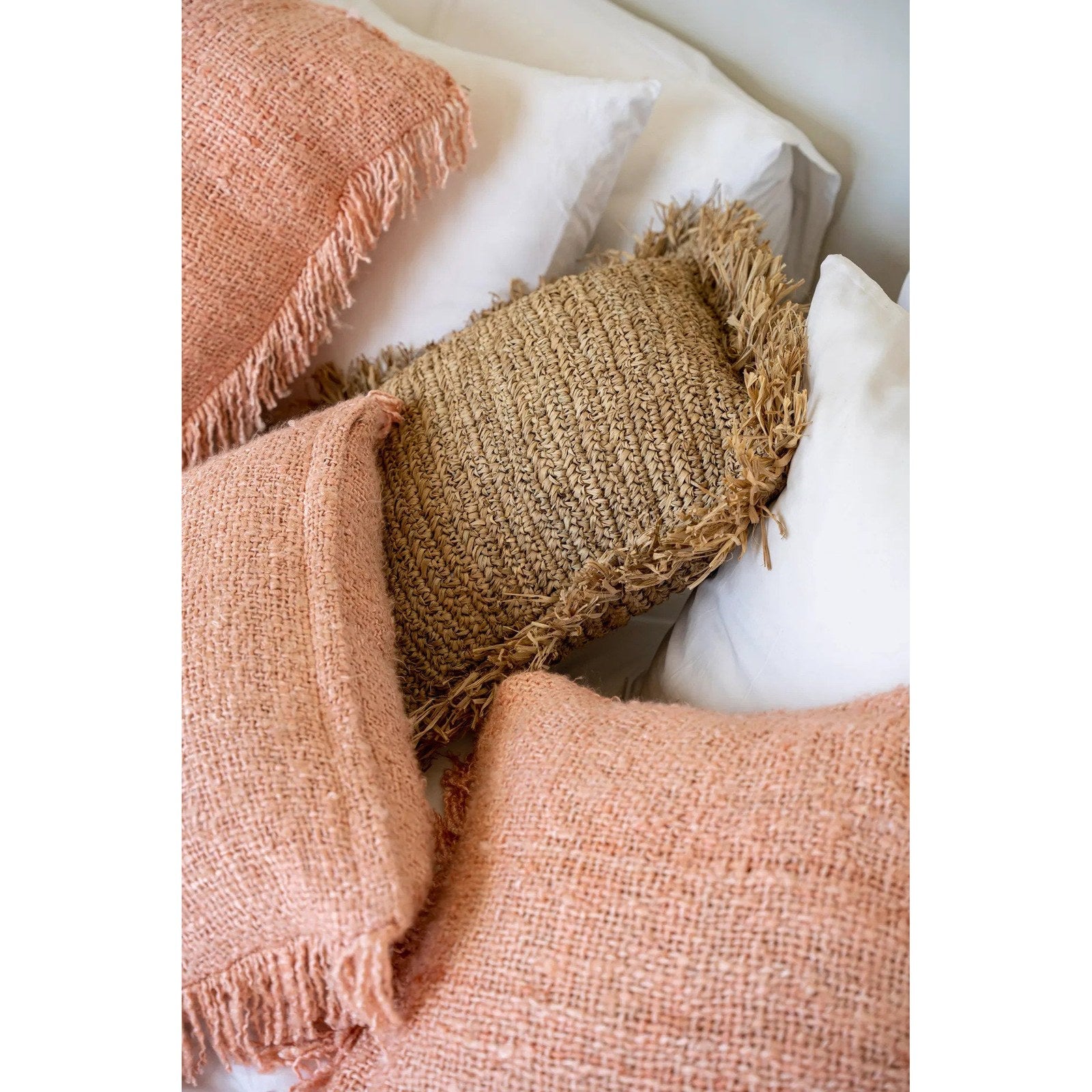Housse de coussin Oh My Gee en coton rose saumon 35x100 cm en situation