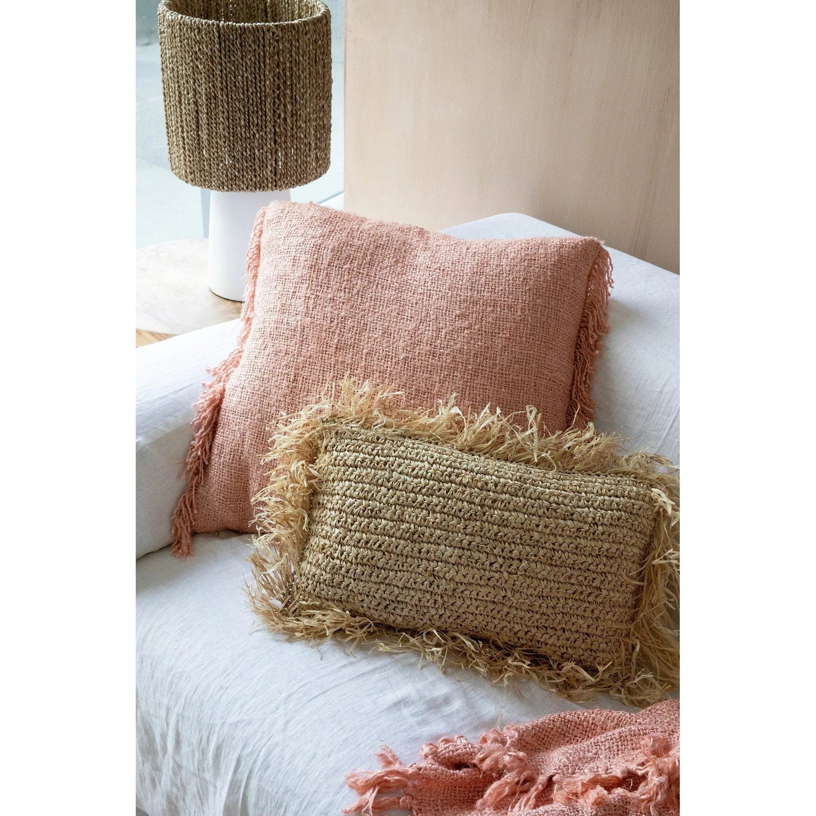Housse de coussin Oh My Gee en coton rose saumon 60x60 cm en situation