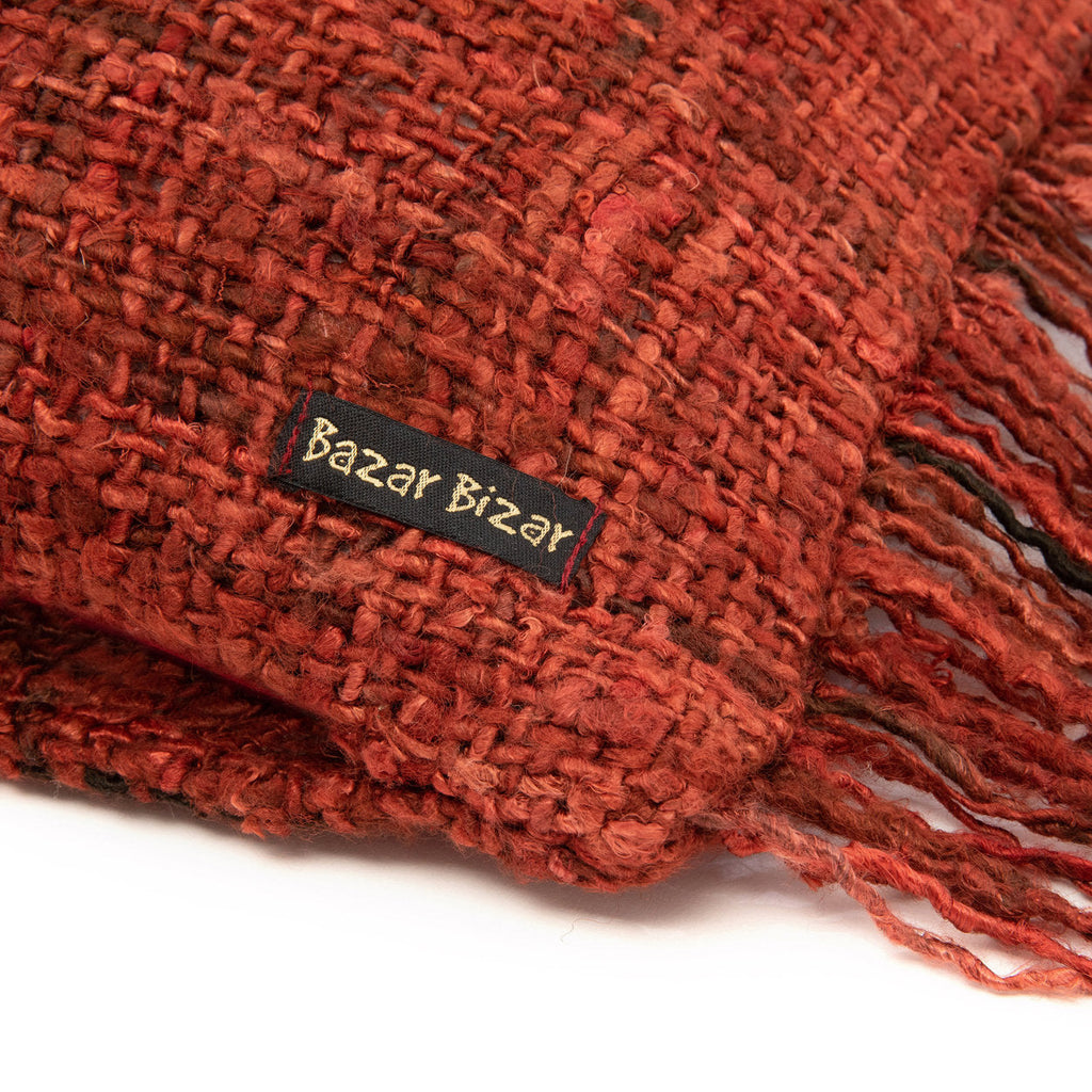 Housse de coussin Oh My Gee en coton rouge brique 30x50 cm en situation