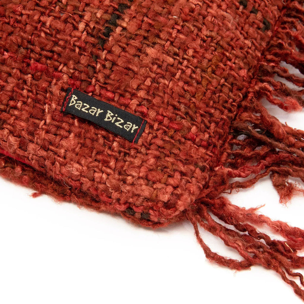 Housse de coussin Oh My Gee en coton rouge brique 60x60 cm en situation