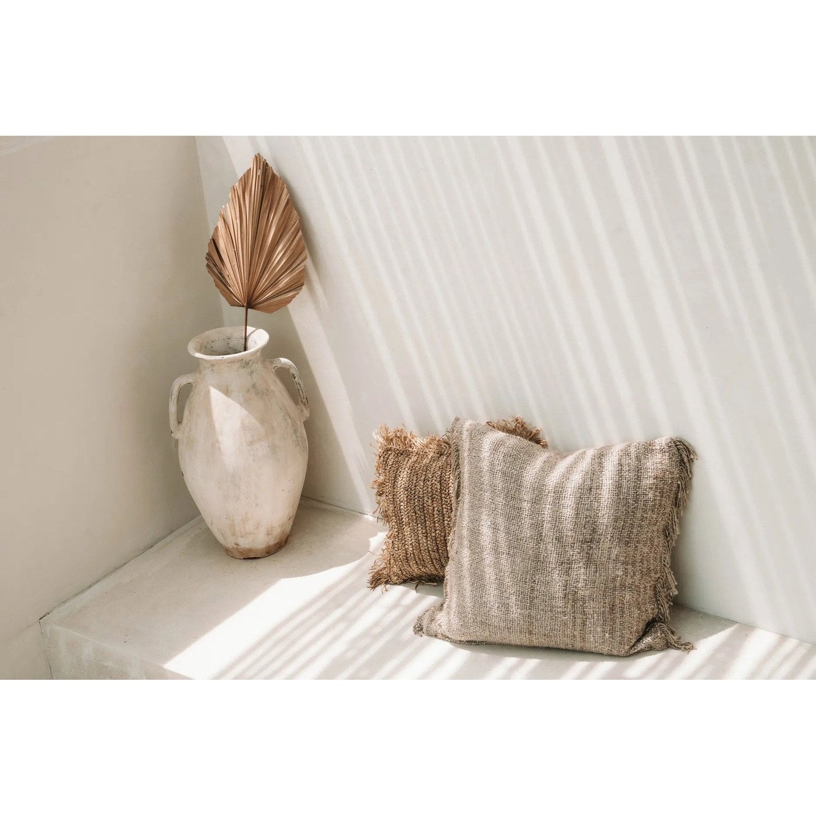 Housse de coussin Oh My Gee en coton sable 60x60 cm en situation