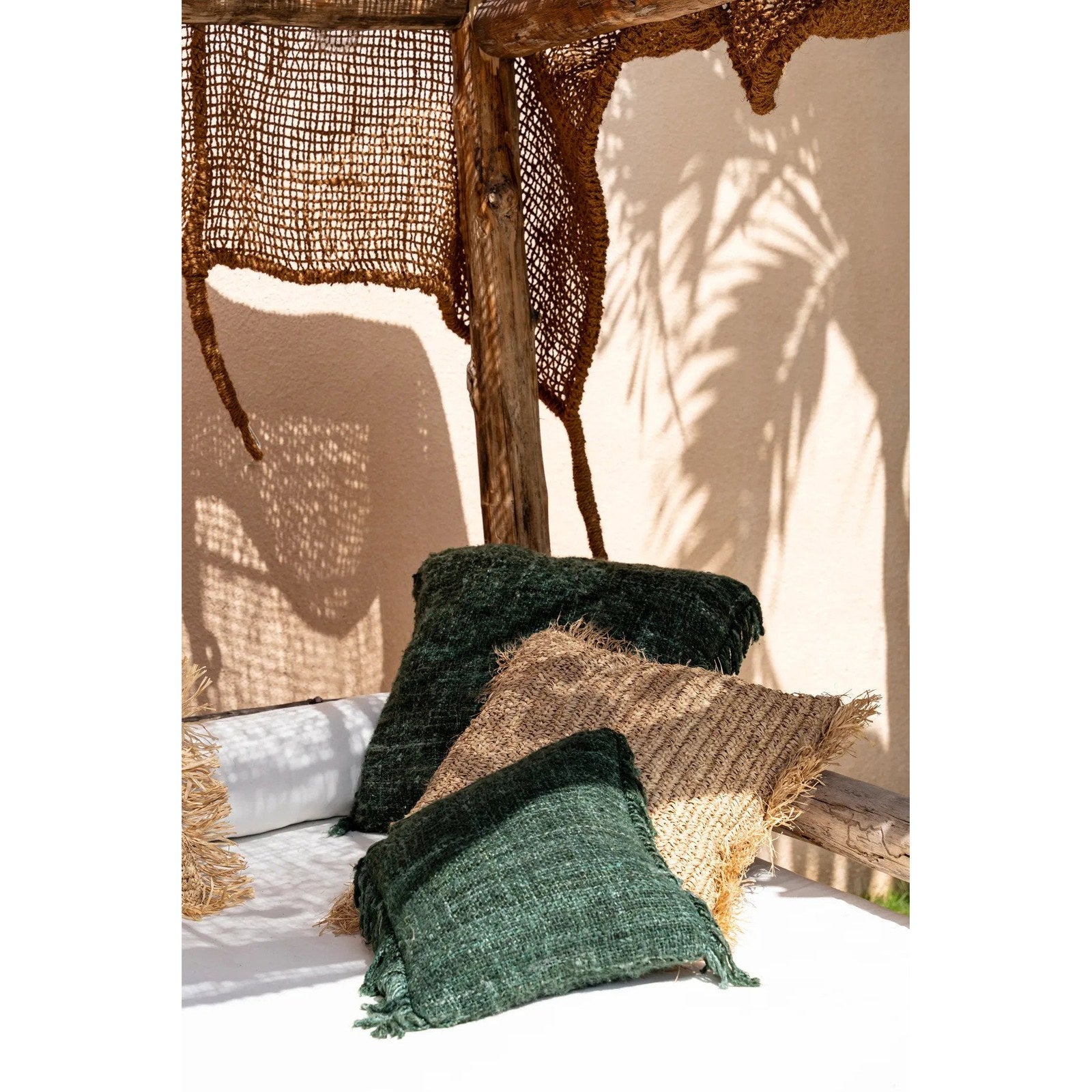 Housse de coussin Oh My Gee en coton vert sapin 60x60 cm en situation