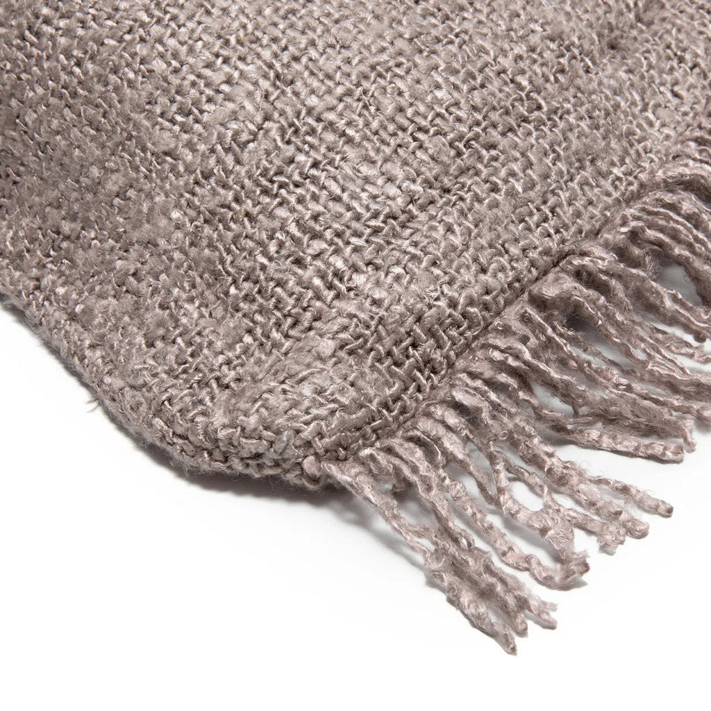 Housse de coussin Oh My Gee en coton vieux rose 60x60 cm en situation