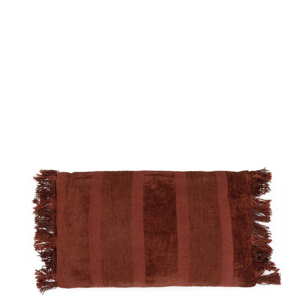 Housse de coussin Oh My Gee en velours brique rayé 30x50 cm en situation
