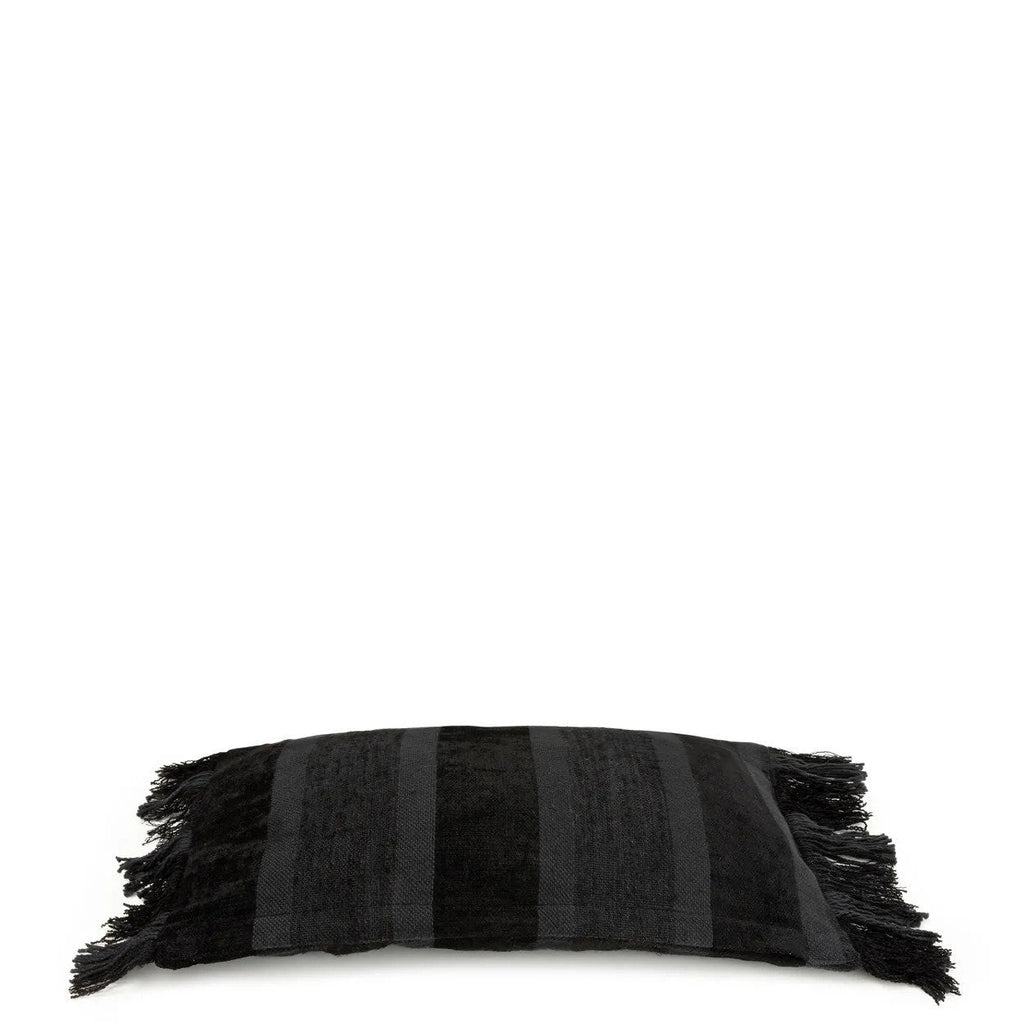 Housse de coussin Oh My Gee en velours noir rayé 30x50 cm en situation