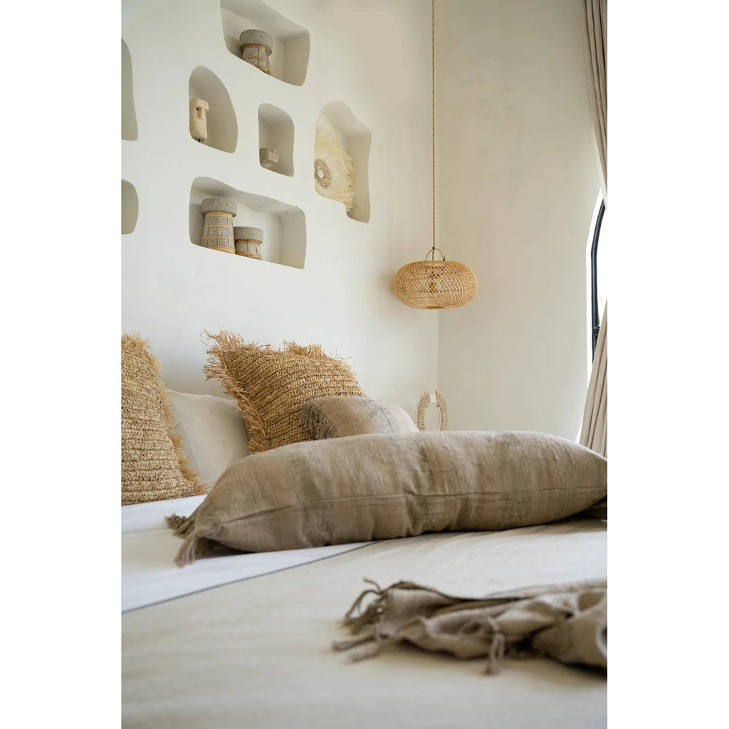 Housse de coussin Oh My Gee en velours taupe rayé 35x100 cm en situation