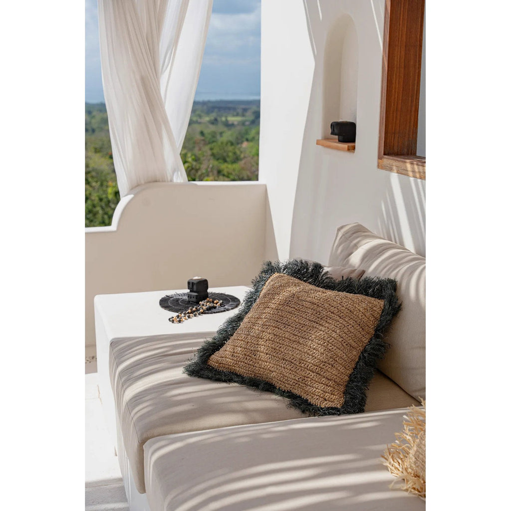 Housse de coussin en raphia naturel à frange noire 60x60 cm en situation