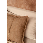 Housse de coussin Sahara Fringe en lin caramel 50x50 cm en situation