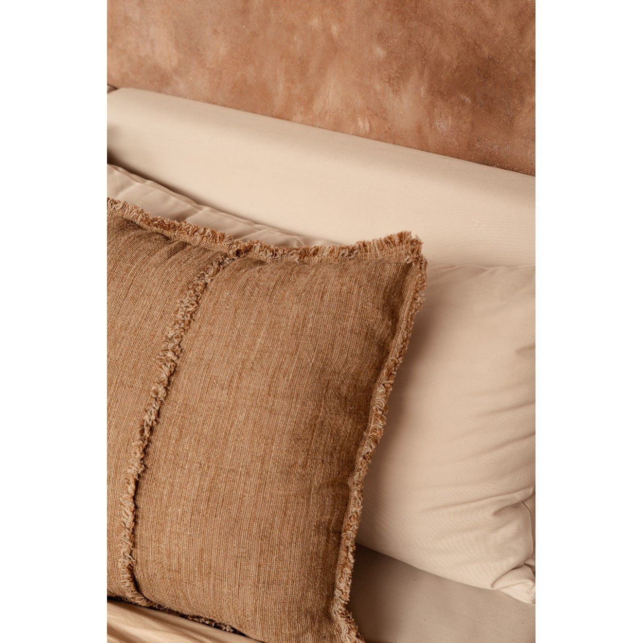 Housse de coussin Sahara Fringe en lin caramel 50x50 cm en situation