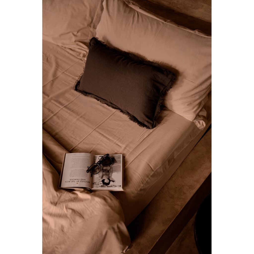 Housse de coussin Smoky Vibe en lin taupe 30x50 cm en situation