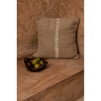 Housse de coussin Stitch en lin naturel 50x50 cm en situation
