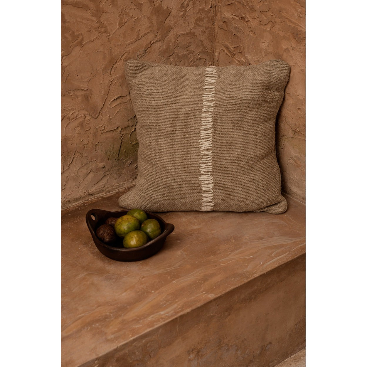 Housse de coussin Stitch en lin naturel 50x50 cm en situation