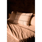 Housse de coussin Stonepath en coton écru 50x70 cm en situation